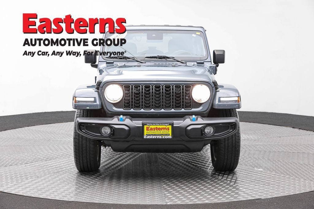 Used 2024 Jeep Wrangler Unlimited w/ Convenience Group AWD/4WD image 4
