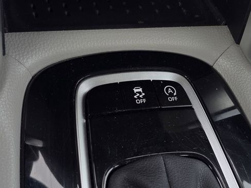 Used 2024 Toyota Corolla Cross L image 19