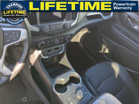Used 2024 GMC Terrain SLT image 9