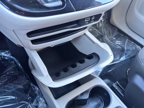 Used 2020 Chrysler Voyager L FWD image 19