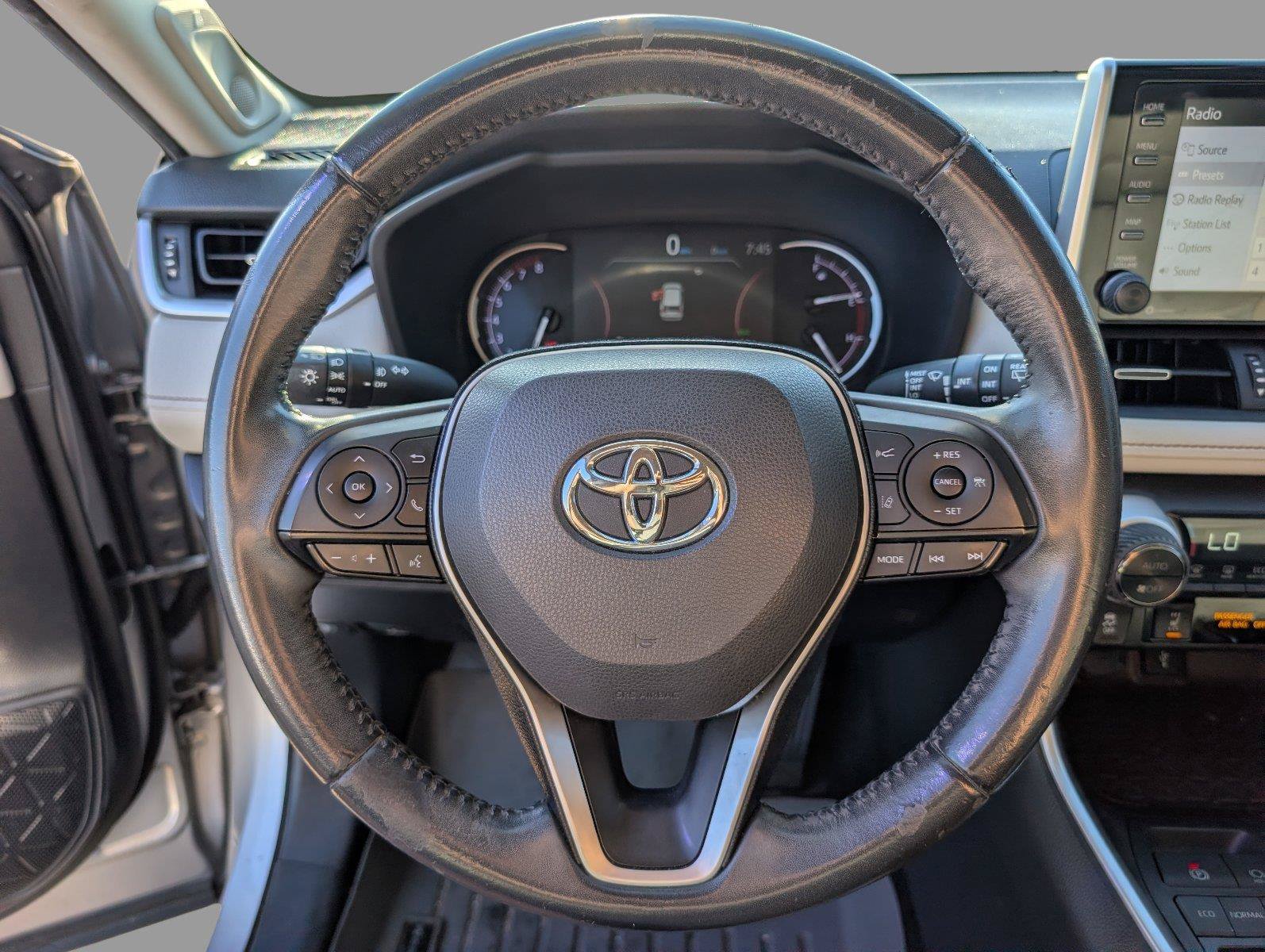 Used 2020 Toyota RAV4 Limited FWD image 28