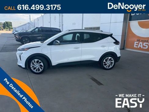 Used 2022 Chevrolet Bolt EUV LT w/ Comfort Package FWD image 2