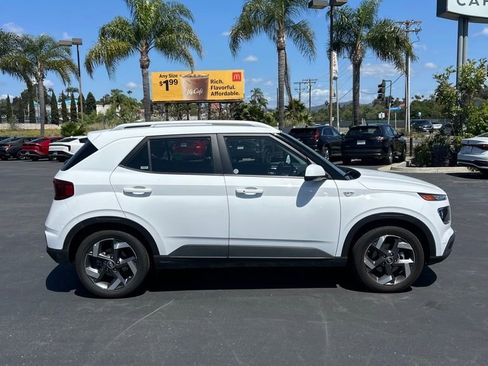 Used 2025 Hyundai Venue SEL image 5