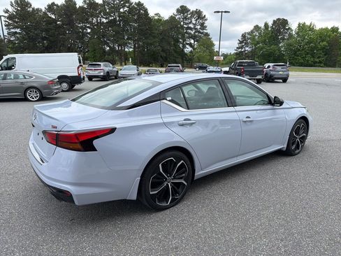 Used 2023 Nissan Altima 2.5 SR w/ SR Premium Package FWD image 8