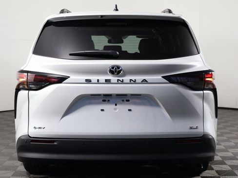 Used 2026 Toyota Sienna XLE FWD image 5