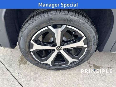 New 2025 Volkswagen Tiguan SE image 11