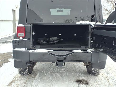 Used 2018 Jeep Wrangler Unlimited Sahara w/ Connectivity Group image 7