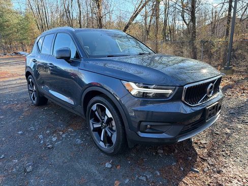 Used 2022 Volvo XC40 T5 Momentum w/ Premium Package image 2