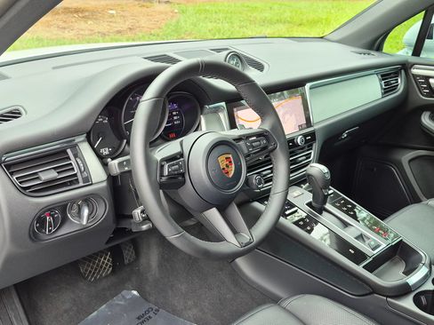 Certified 2026 Porsche Macan AWD/4WD image 4