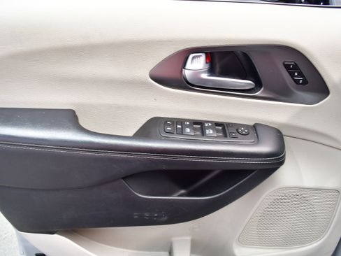 Used 2024 Chrysler Pacifica Touring-L FWD image 20