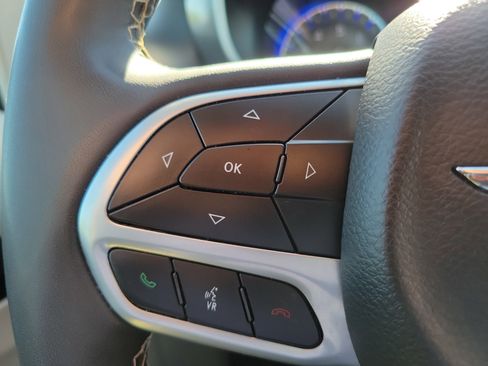 Used 2024 Chrysler Pacifica Touring-L image 21