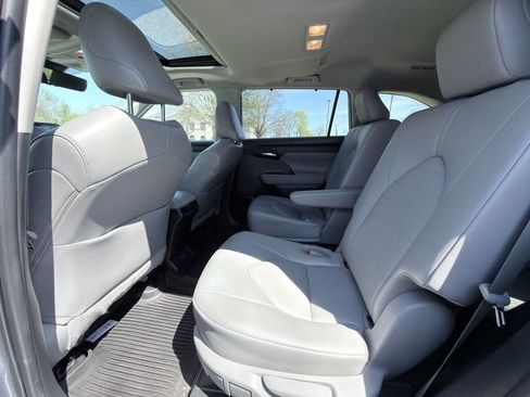 Used 2022 Toyota Highlander XLE image 26