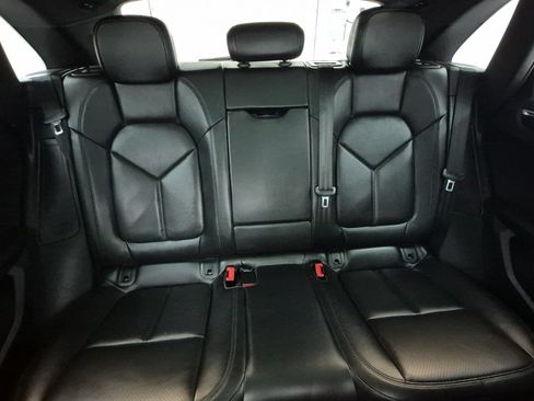 Certified 2022 Porsche Macan AWD/4WD image 23