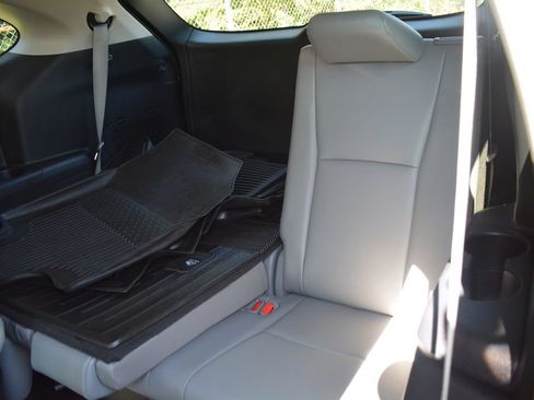 Used 2022 Toyota Highlander XLE AWD/4WD image 25