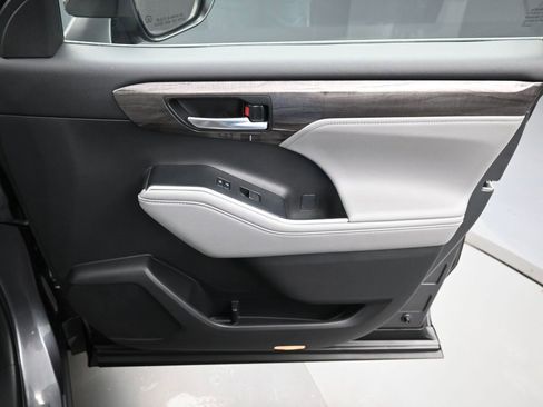Used 2022 Toyota Highlander Limited image 39