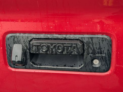 Used 2017 Toyota Tacoma TRD Off-Road w/ Premium & Technology Package AWD/4WD image 13