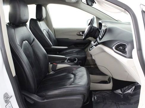 Used 2018 Chrysler Pacifica Touring-L image 13