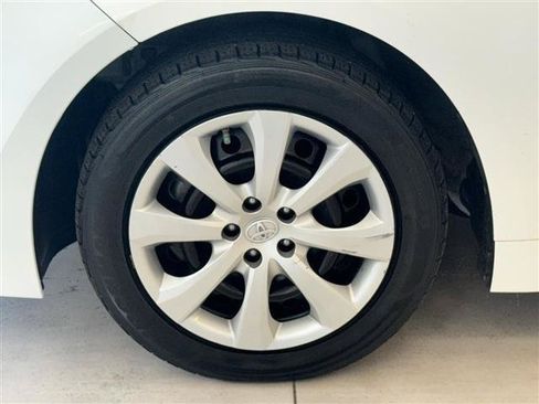 Used 2022 Toyota Corolla LE FWD image 32