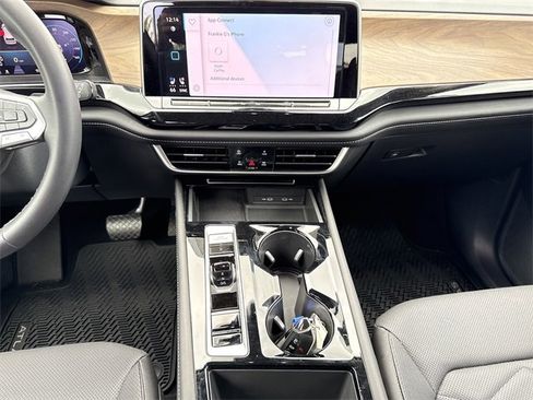 Used 2024 Volkswagen Atlas SE image 16