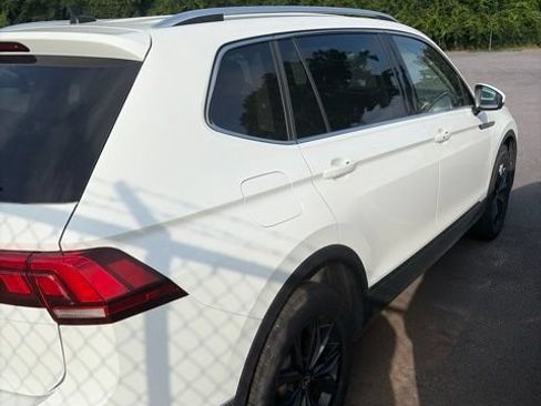 Used 2024 Volkswagen Tiguan SE FWD image 3