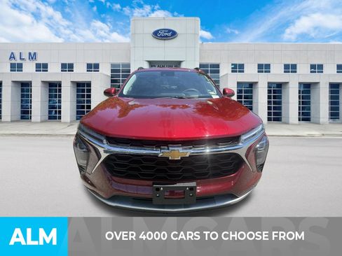 Used 2025 Chevrolet Trax LT FWD image 2