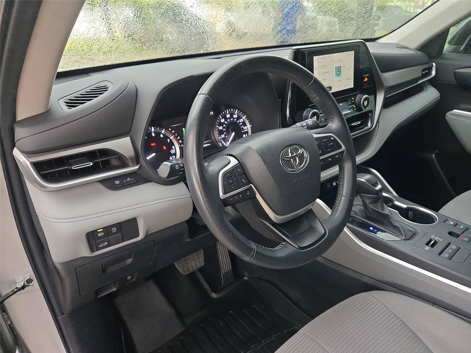 Used 2024 Toyota Highlander LE AWD/4WD image 9