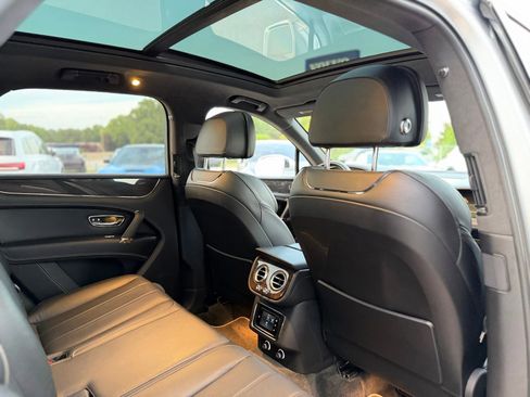 Used 2019 Bentley Bentayga AWD/4WD image 28