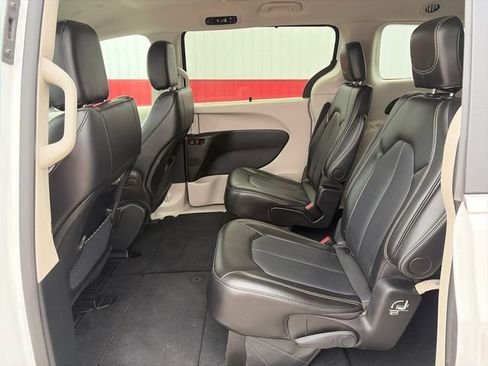 Used 2024 Chrysler Pacifica Touring-L FWD image 40