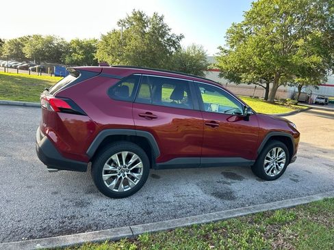 Used 2020 Toyota RAV4 XLE Premium image 5