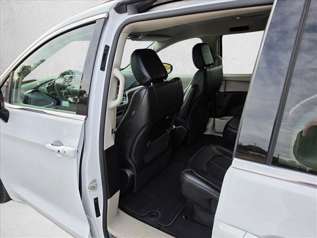 Used 2024 Chrysler Pacifica Touring-L FWD image 18
