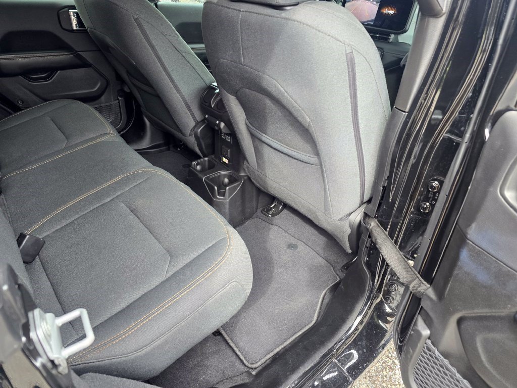 Used 2026 Jeep Wrangler Unlimited Sahara AWD/4WD image 29