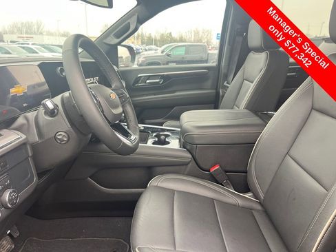 Used 2025 Chevrolet Suburban Premier AWD/4WD image 8