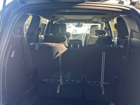 Used 2025 Chrysler Pacifica Limited FWD image 4
