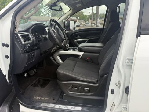 Used 2019 Nissan Titan SV w/ SV Convenience Package AWD/4WD image 8