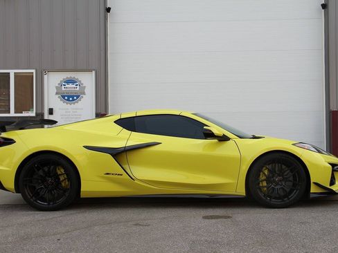 Used 2024 Chevrolet Corvette Z06 w/ Z07 Performance Package RWD image 9