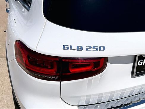 Used 2021 Mercedes-Benz GLB 250 4MATIC w/ Premium Package image 22