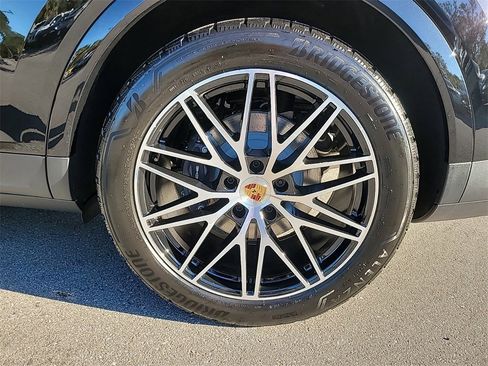 Used 2025 Porsche Cayenne image 8