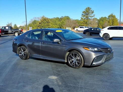 Used 2024 Toyota Camry SE image 1