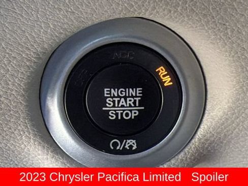 Used 2023 Chrysler Pacifica Limited FWD image 17