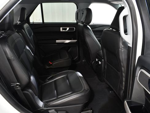 Used 2022 Ford Explorer XLT w/ Equipment Group 202A AWD/4WD image 19