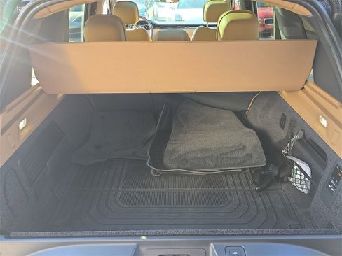 Used 2025 Land Rover Range Rover SE image 17