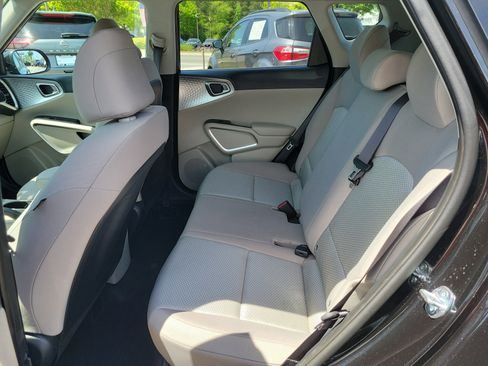 Used 2025 Kia Soul LX image 11