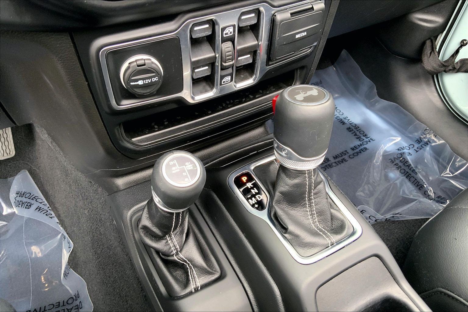 Used 2023 Jeep Wrangler Unlimited Sahara w/ Cold Weather Group AWD/4WD image 16