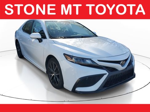 Used 2023 Toyota Camry SE image 1