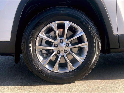 Certified 2021 Jeep Cherokee Latitude Plus AWD/4WD image 9