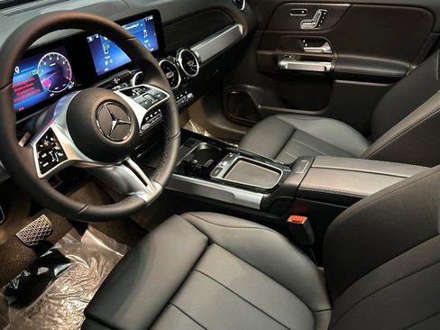 Used 2026 Mercedes-Benz GLB 250 image 4