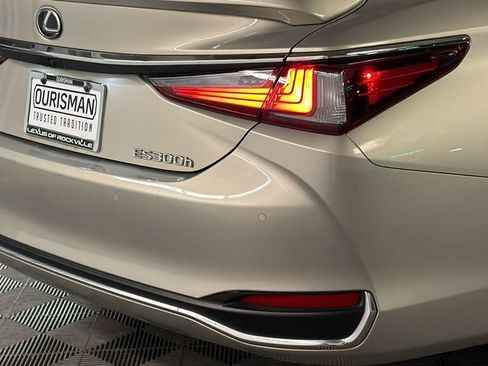 Used 2023 Lexus ES 300h Ultra Luxury w/ Accessory Package (Z2) image 9