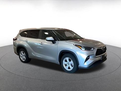 Used 2025 Toyota Highlander LE FWD image 2