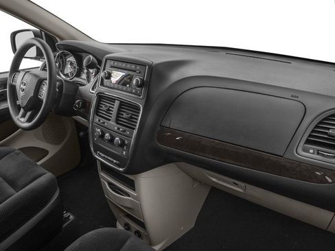 Used 2017 Dodge Grand Caravan SE FWD image 19
