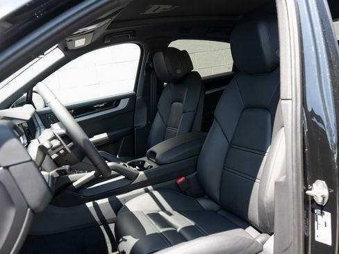 Certified 2025 Porsche Cayenne image 5